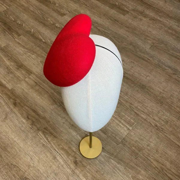 Czerwony toczek w kształcie serca.