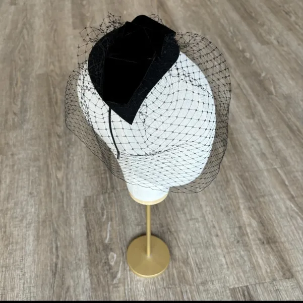 Ozdoba do włosów z woalką zakrywającą twarz.