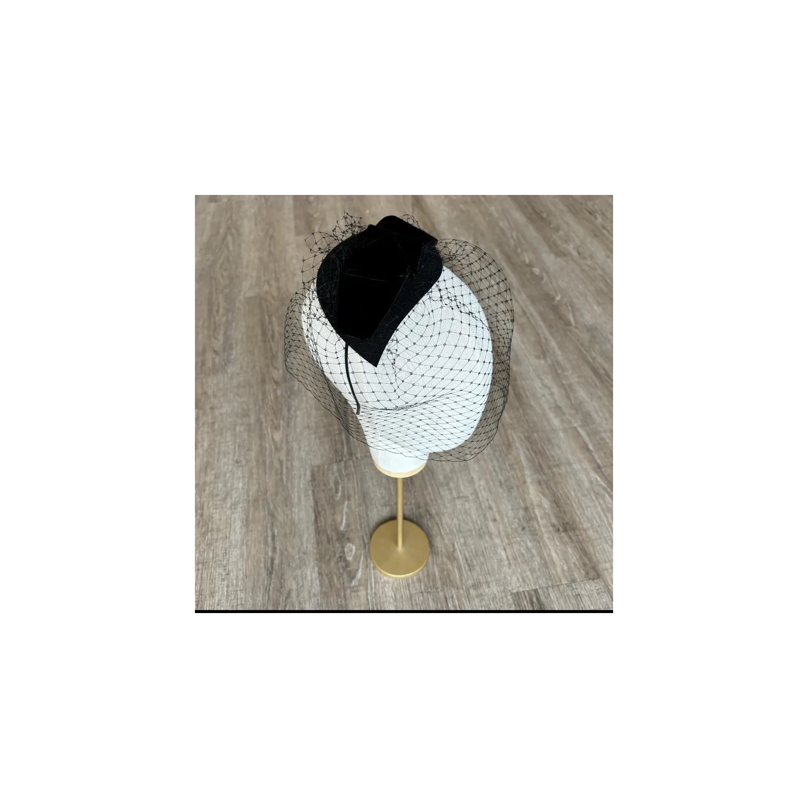 Ozdoba do włosów z woalką zakrywającą twarz.