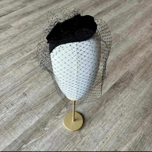 Ozdoba do włosów z woalką zakrywającą twarz.