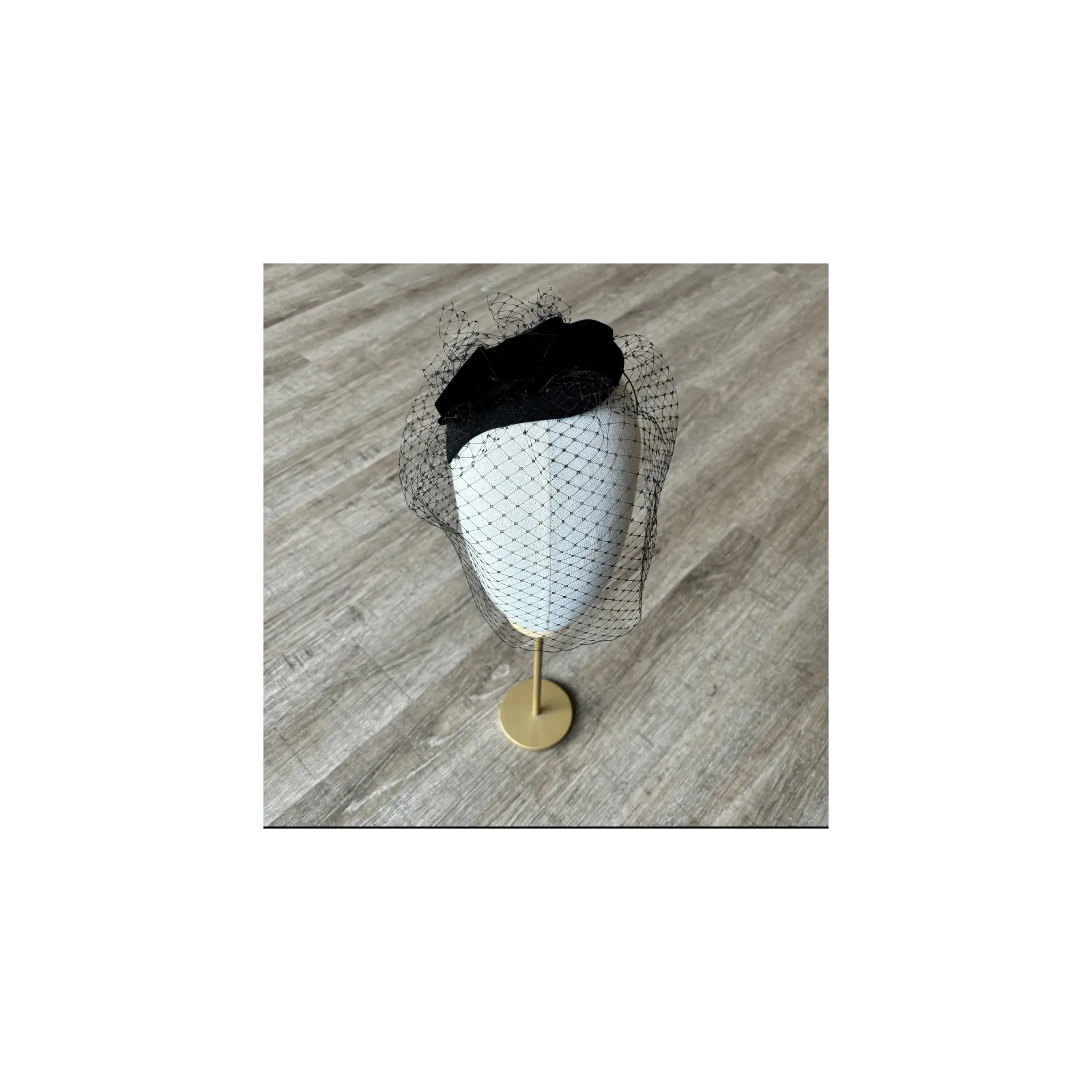 Ozdoba do włosów z woalką zakrywającą twarz.