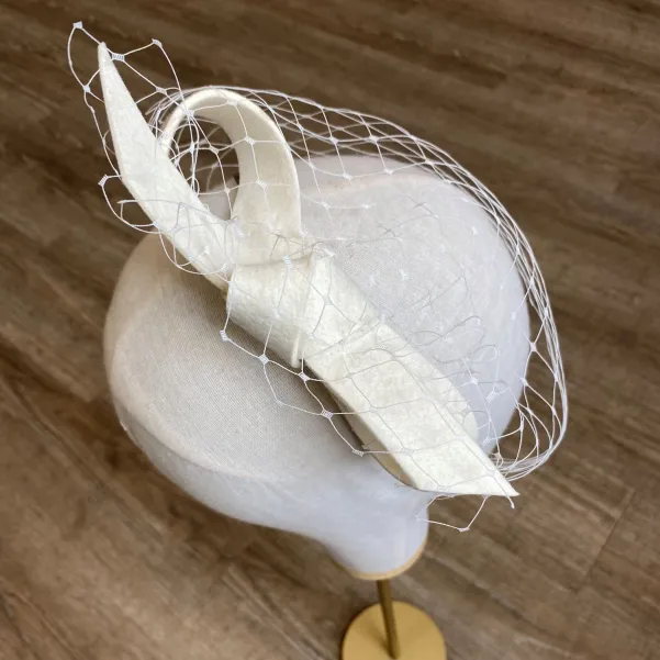 Ozdobna opaska ślubna szalona odwrócona kokarda.