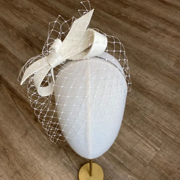 Ozdobna opaska ślubna szalona odwrócona kokarda.