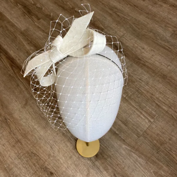 Ozdobna opaska ślubna szalona odwrócona kokarda.