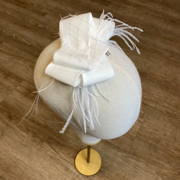 Jedwabny ślubny fascynator z piórkami