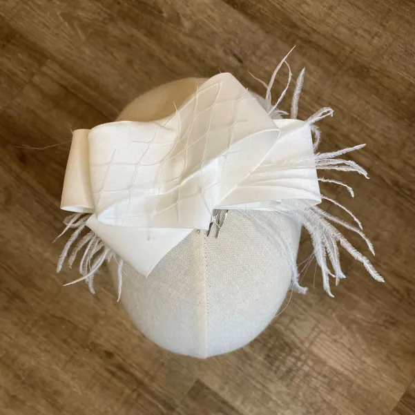 Jedwabny ślubny fascynator z piórkami