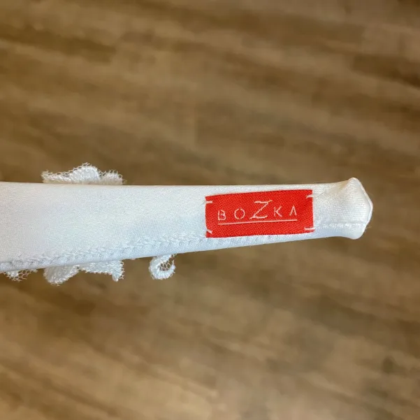 Błyszcząca opaska ślubna z koronką 3d. Błyszcząca opaska ślubna z koronką 3d.