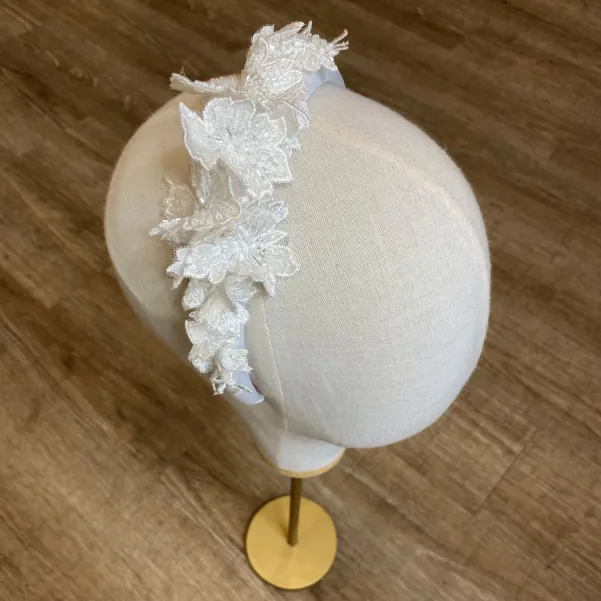 Błyszcząca opaska ślubna z koronką 3d. Błyszcząca opaska ślubna z koronką 3d.