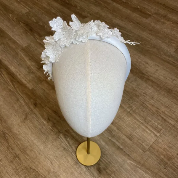 Błyszcząca opaska ślubna z koronką 3d. Błyszcząca opaska ślubna z koronką 3d.