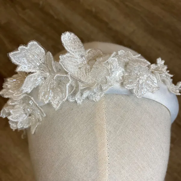 Błyszcząca opaska ślubna z koronką 3d. Błyszcząca opaska ślubna z koronką 3d.