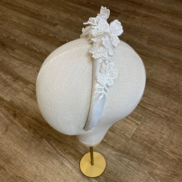 Błyszcząca opaska ślubna z koronką 3d. Błyszcząca opaska ślubna z koronką 3d.