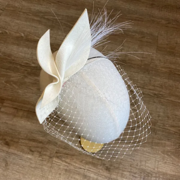 Ozdoba ślubna do włosów fascynator z kokardką i woalką.