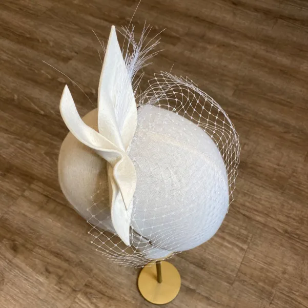 Ozdoba ślubna do włosów fascynator z kokardką i woalką.