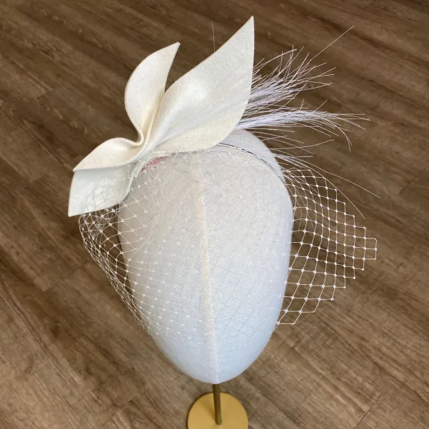 Ozdoba ślubna do włosów fascynator z kokardką i woalką.