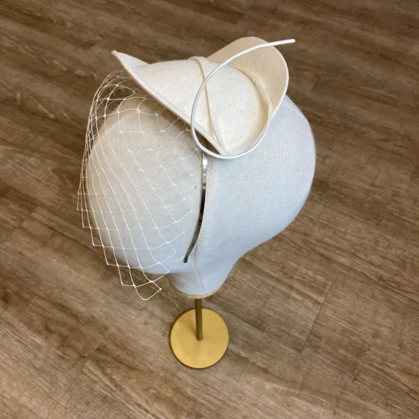 Nowoczesne nakrycie głowy dla Panny Młodej.