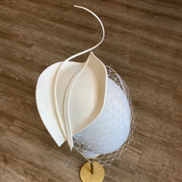 Nowoczesne nakrycie głowy dla Panny Młodej.