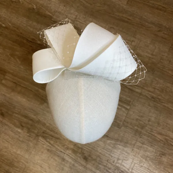 Duża ozdoba ślubna do włosów z jedwabiu zdobiona woalką