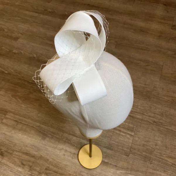 Duża ozdoba ślubna do włosów z jedwabiu zdobiona woalką