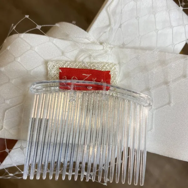 Duża ozdoba ślubna do włosów z jedwabiu zdobiona woalką