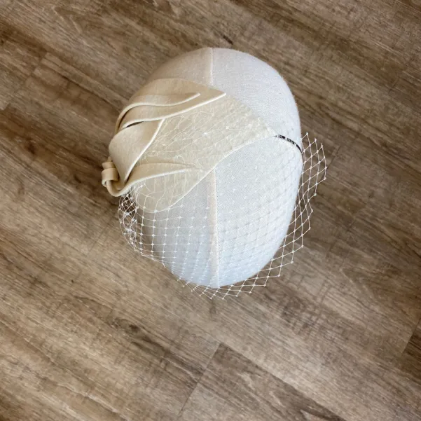 Elegancka ozdoba ślubna do włosów z woalką. Elegancka ozdoba ślubna do włosów z woalką.