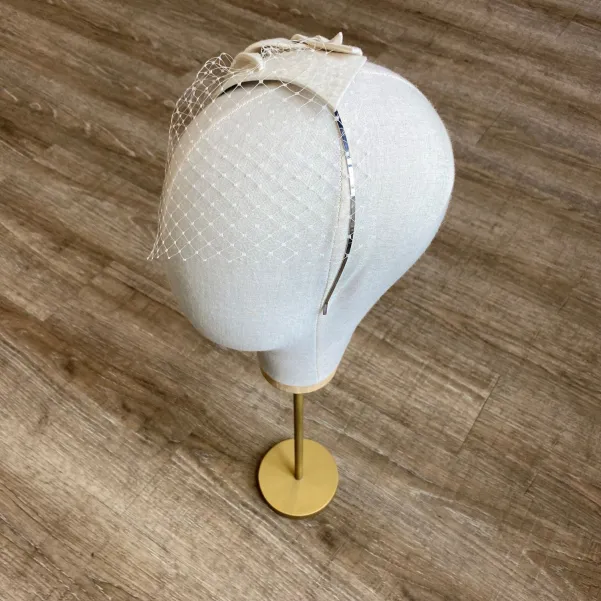 Elegancka ozdoba ślubna do włosów z woalką. Elegancka ozdoba ślubna do włosów z woalką.