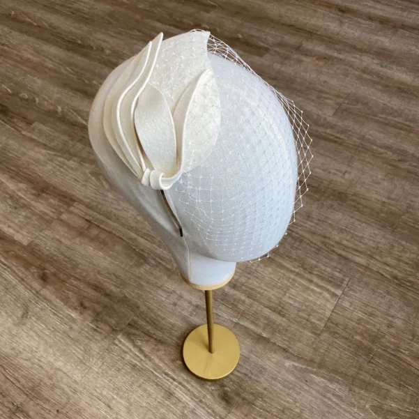 Elegancka ozdoba ślubna do włosów z woalką. Elegancka ozdoba ślubna do włosów z woalką.