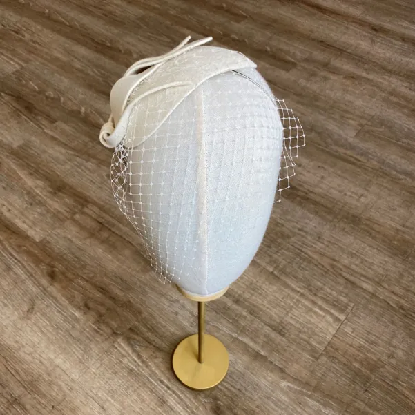 Elegancka ozdoba ślubna do włosów z woalką. Elegancka ozdoba ślubna do włosów z woalką.