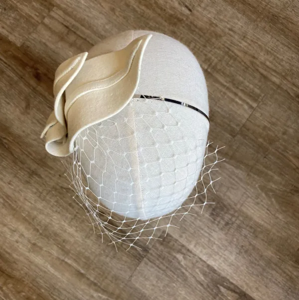 Nowoczesny falujący dodatek do włosów na ślub z woalką.