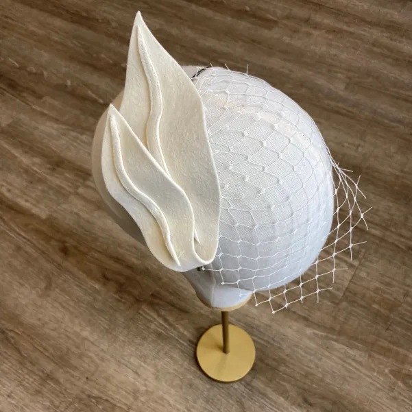 Nowoczesny falujący dodatek do włosów na ślub z woalką.