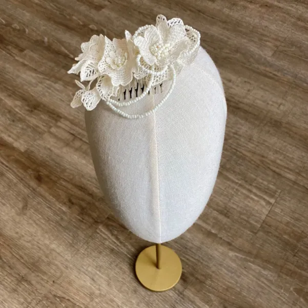 Koronkowa ozdoba do włosów na grzbyku do ślubu.