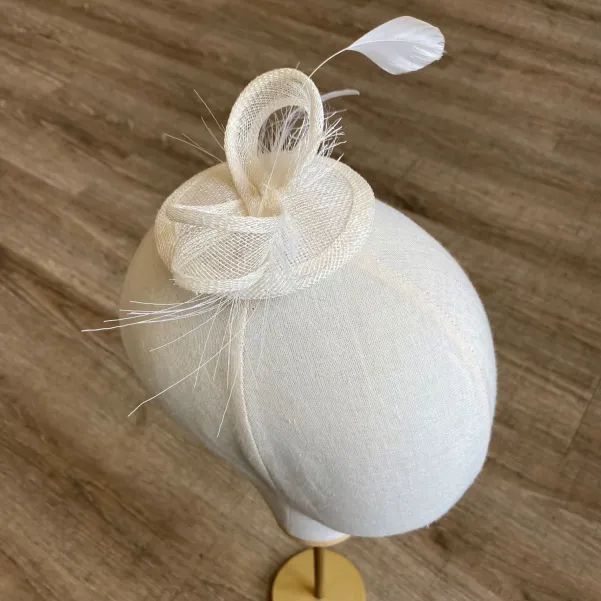 Gustowny ślubny stroik z delikatnymi piórkami.