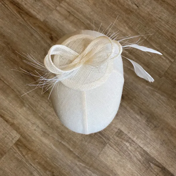 Gustowny ślubny stroik z delikatnymi piórkami.