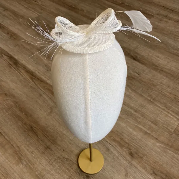 Gustowny ślubny stroik z delikatnymi piórkami.