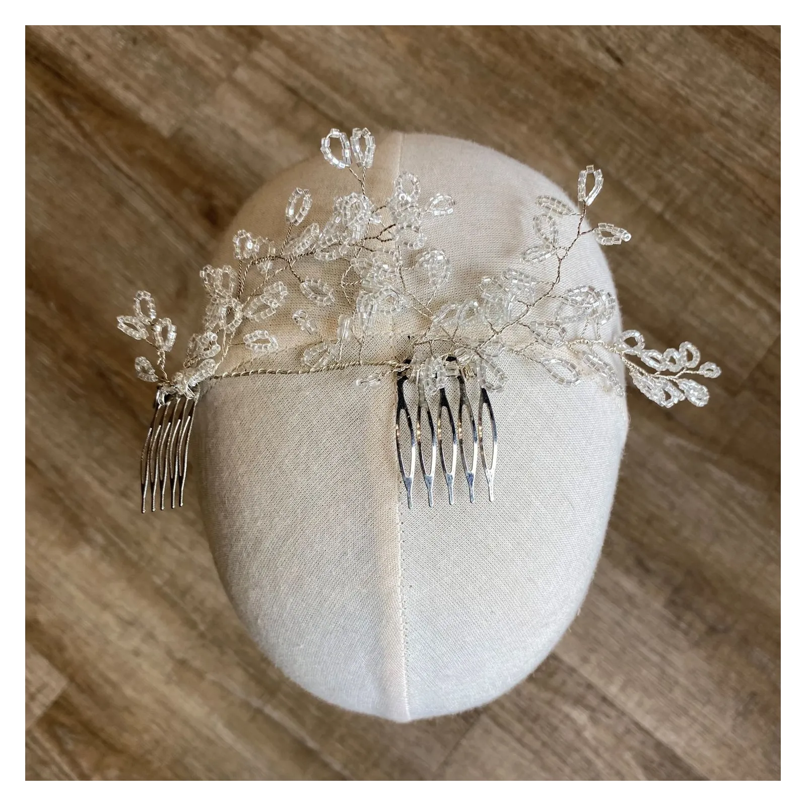 Ozdobado fryzury ślubnej ze srebrnymi listkami.