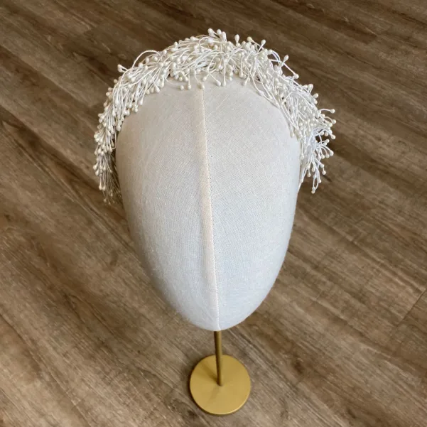 Opaska ślubna z drobnymi perełkami.