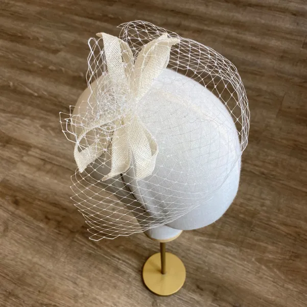 Opaska zdobiona woalką.