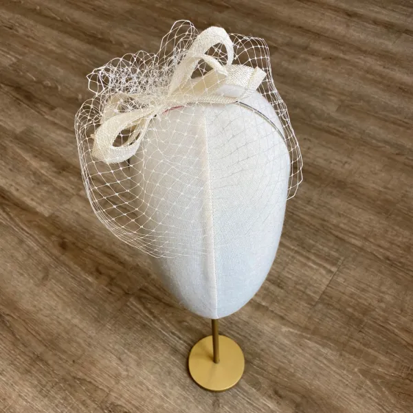 Opaska zdobiona woalką.