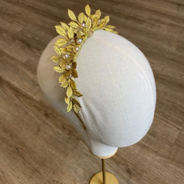 Korona ślubna z greckimi listkami i kryształkami.