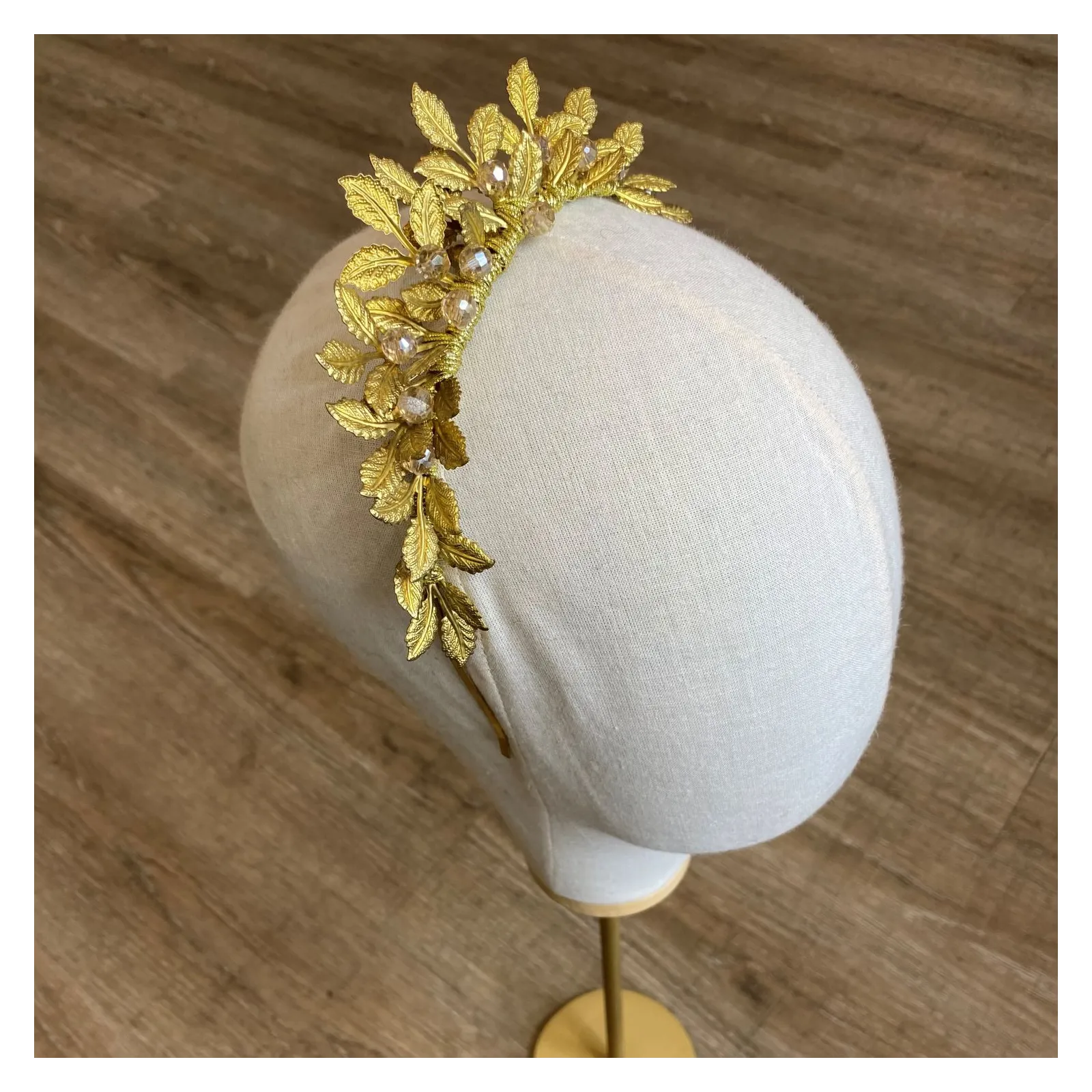 Korona ślubna z greckimi listkami i kryształkami.