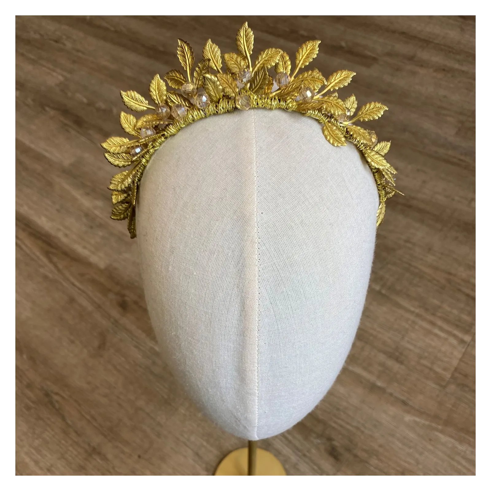 Korona ślubna z greckimi listkami i kryształkami.