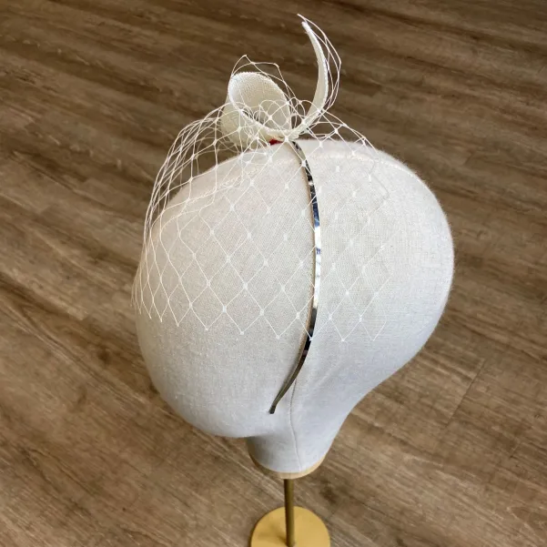 Ślubna opaska na głowę z woalką