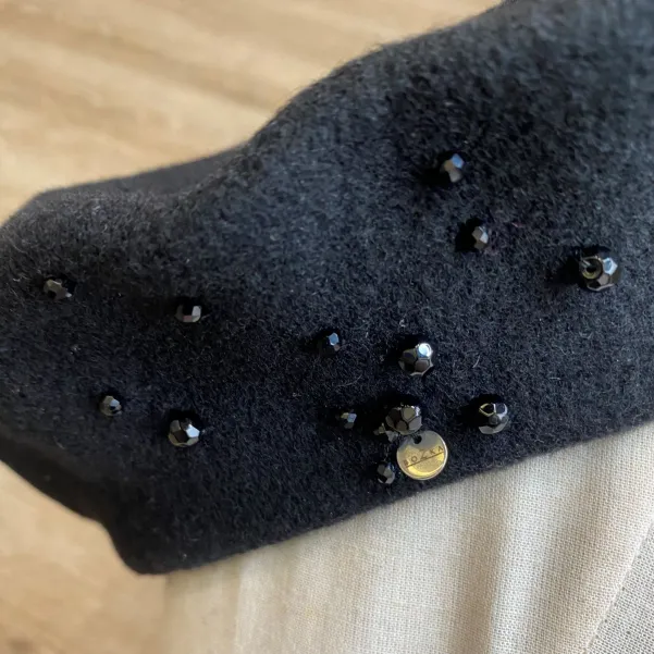 Czarny wełniany beret z błyszczącymi kryształkami