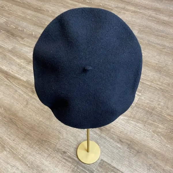 Czarny wełniany beret z błyszczącymi kryształkami