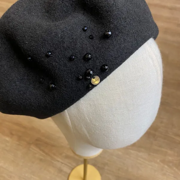 Czarny wełniany beret z błyszczącymi kryształkami