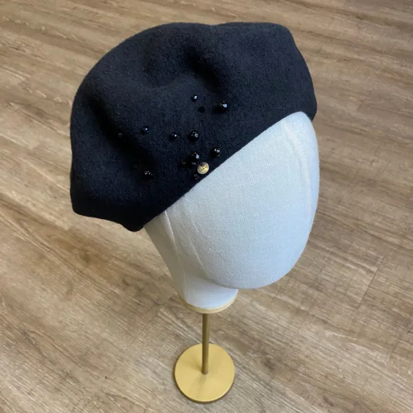 Czarny wełniany beret z błyszczącymi kryształkami