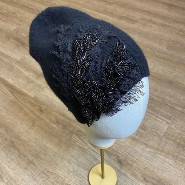 Czarna czapka zimowa z koronką i błyskiem.