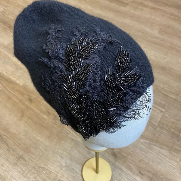 Czarna czapka zimowa z koronką i błyskiem.