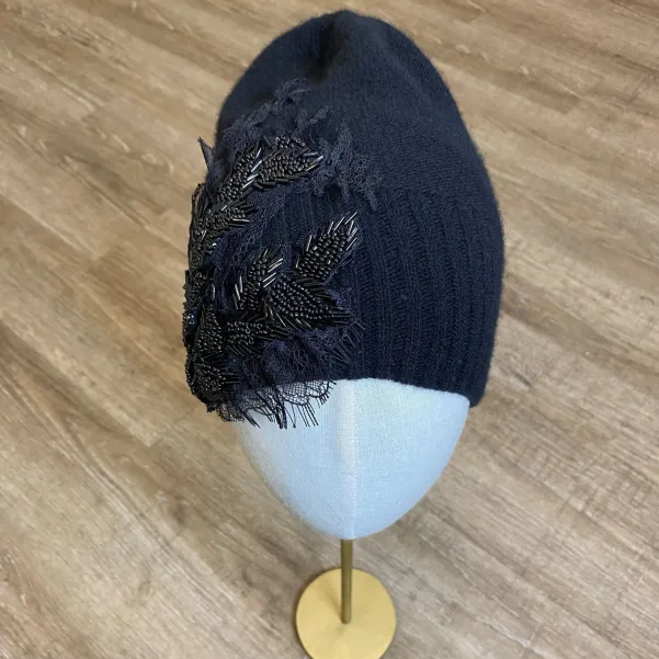 Czarna czapka zimowa z koronką i błyskiem.