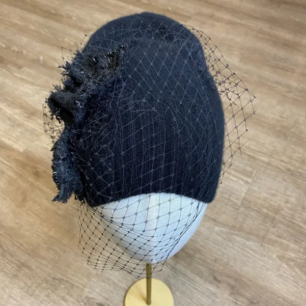 Czapka premium z woalką i tweedowa ozdobą.