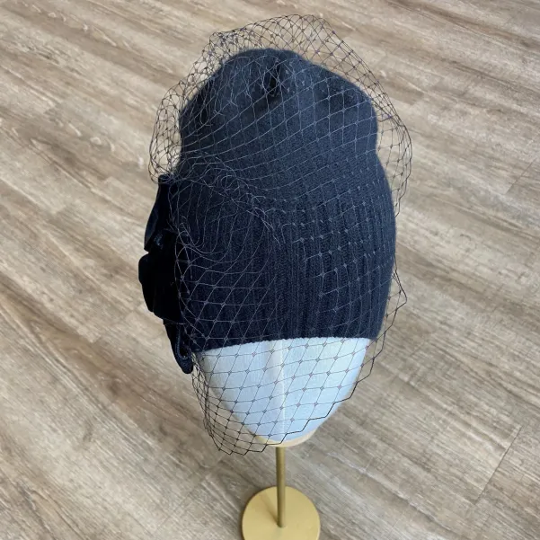 Kaszmirowa czapka z tiulem i aksamitną aplikacją.